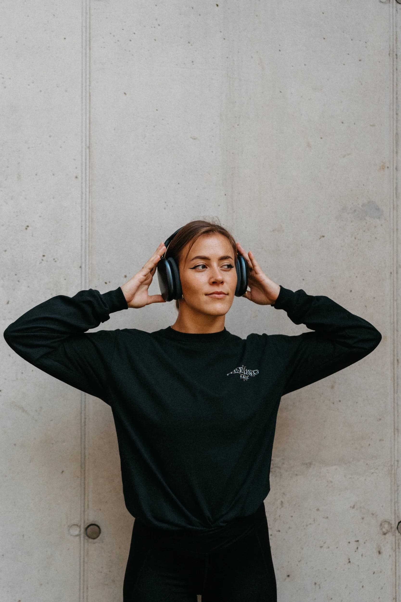 Black Gildan Tee — fotografie 1