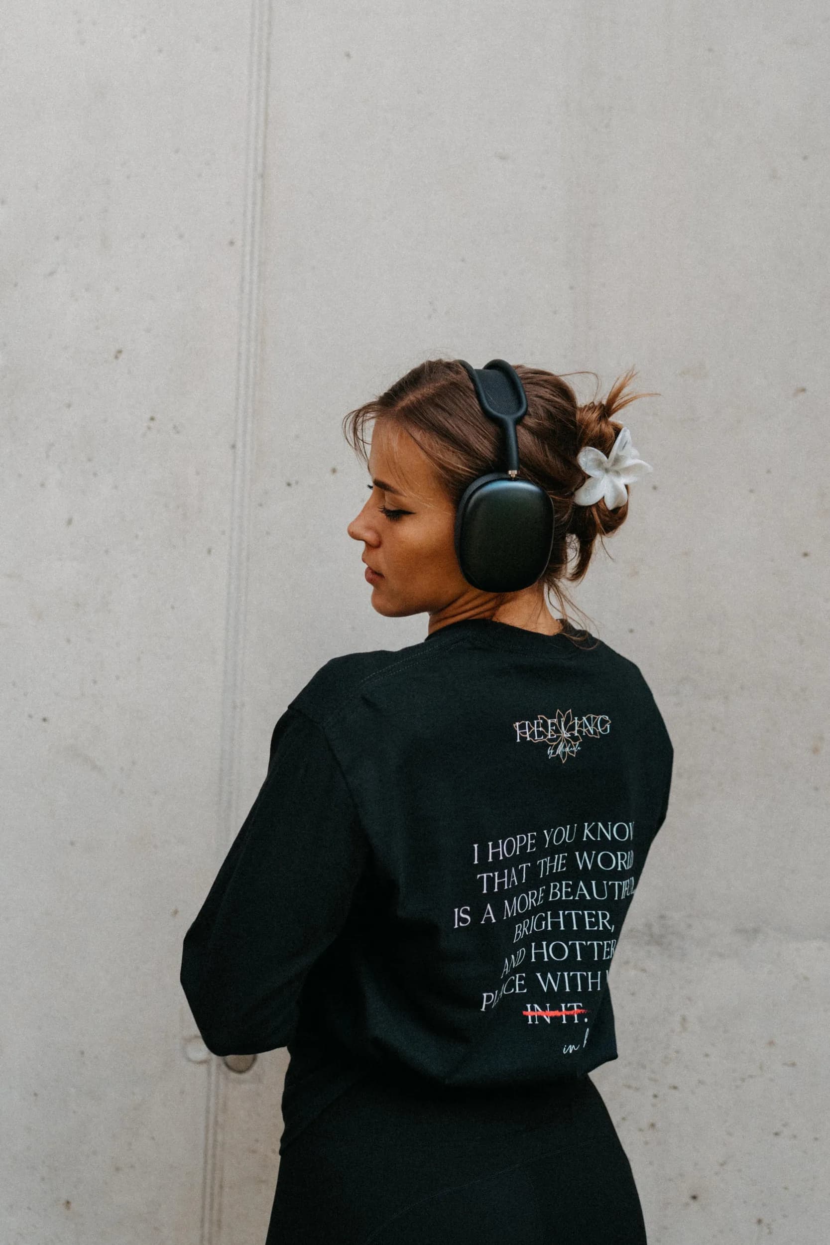 Black Gildan Tee — fotografie 3