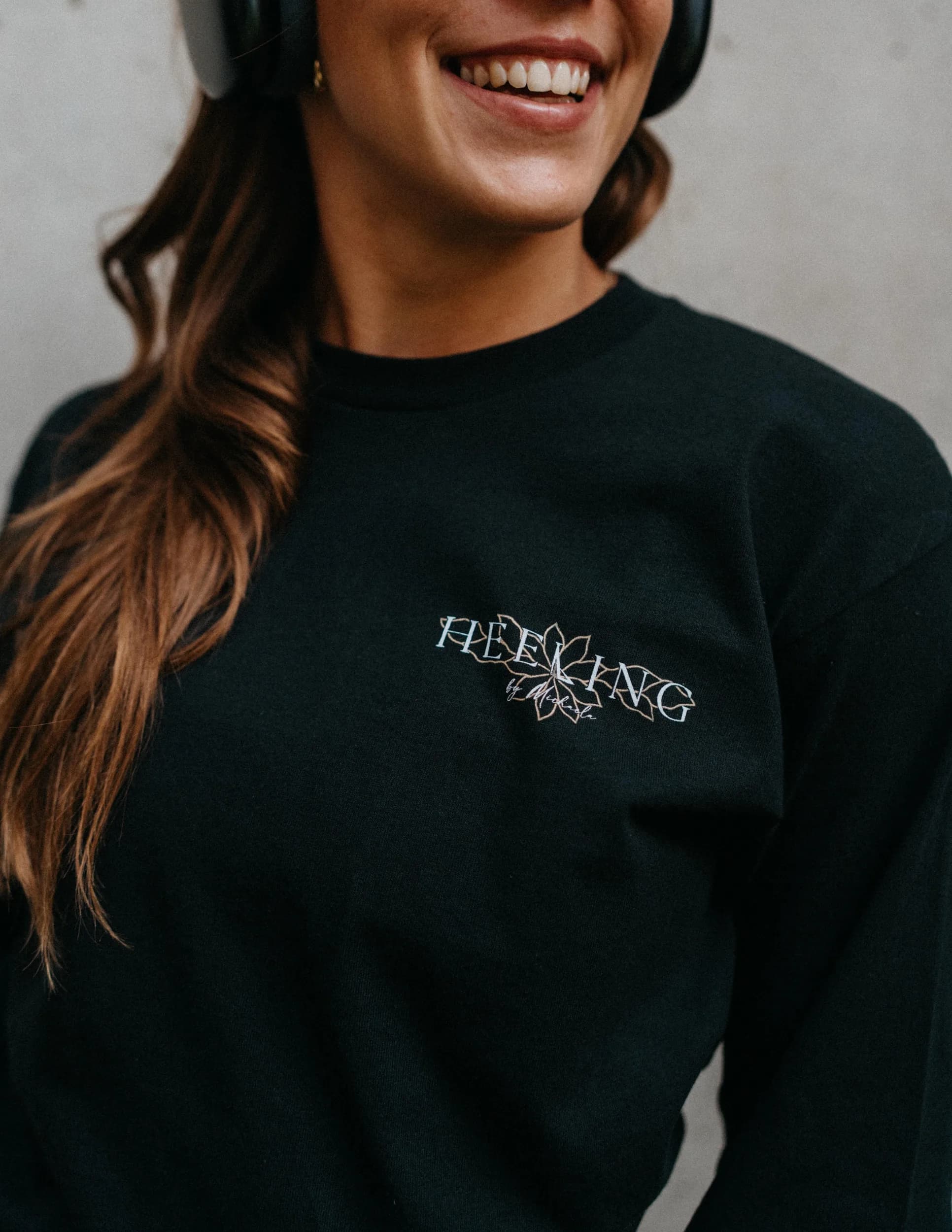 Black Gildan Tee — fotografie 4