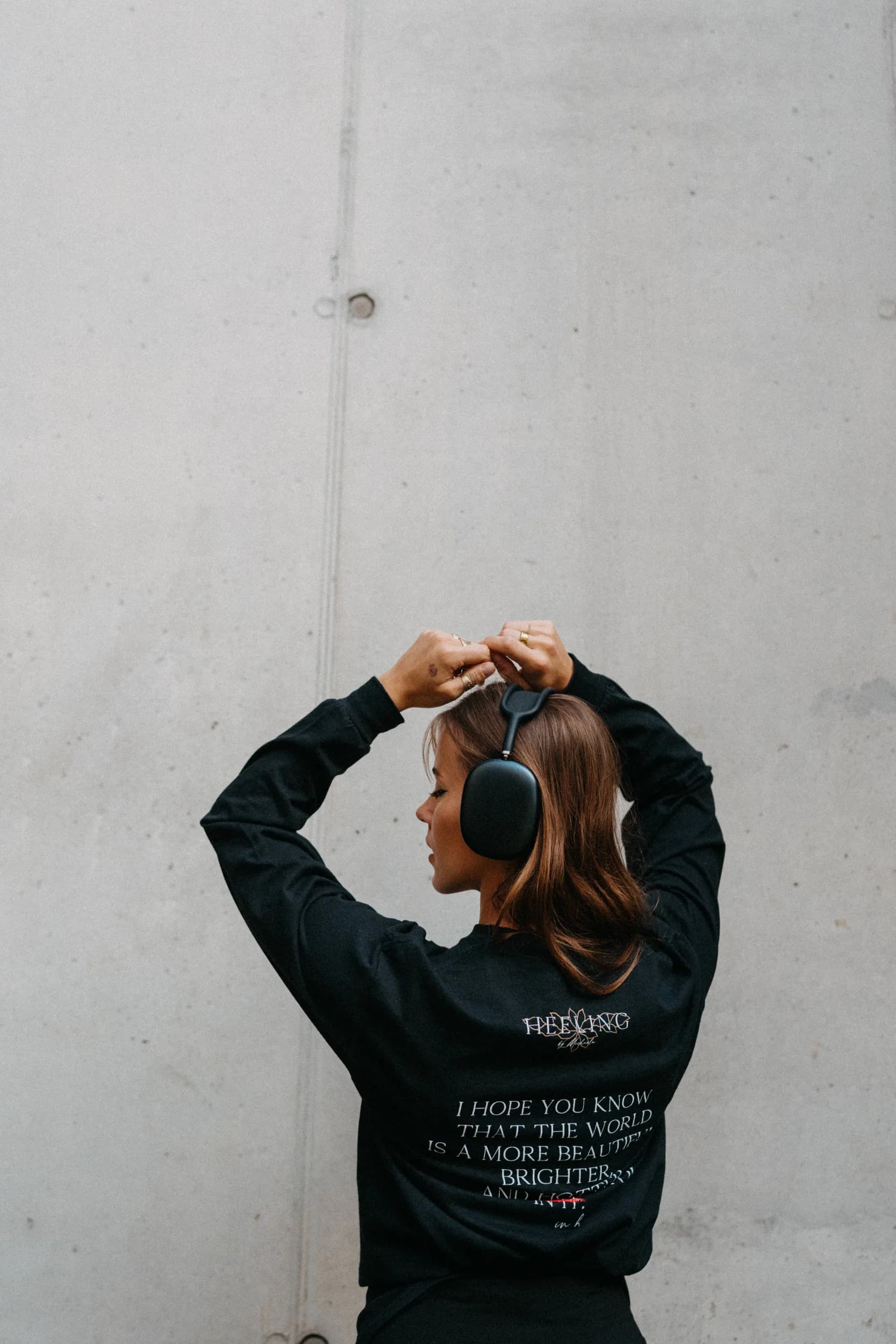 Black Gildan Tee — fotografie 5