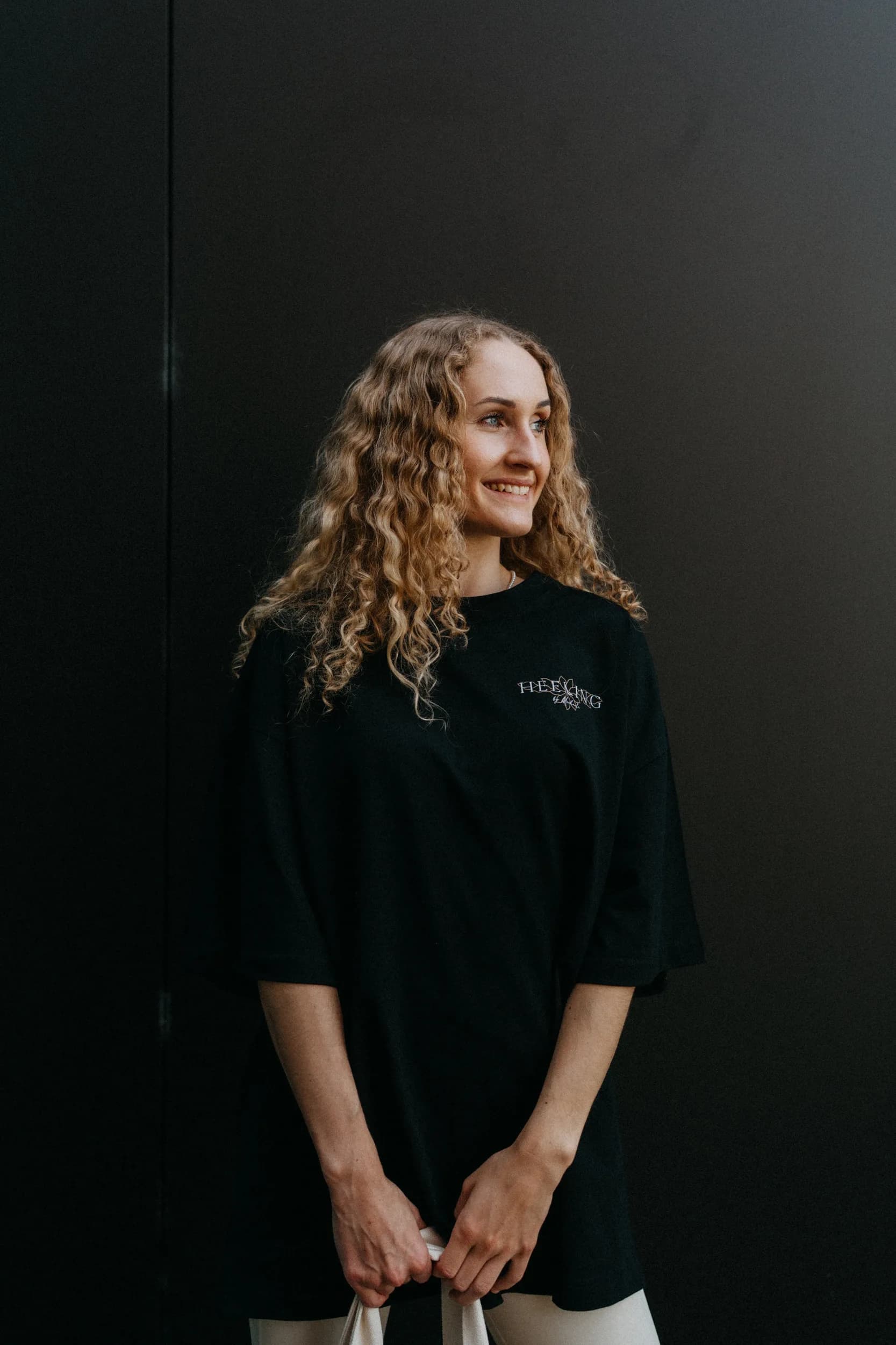 Black Huge Tee — fotografie 1