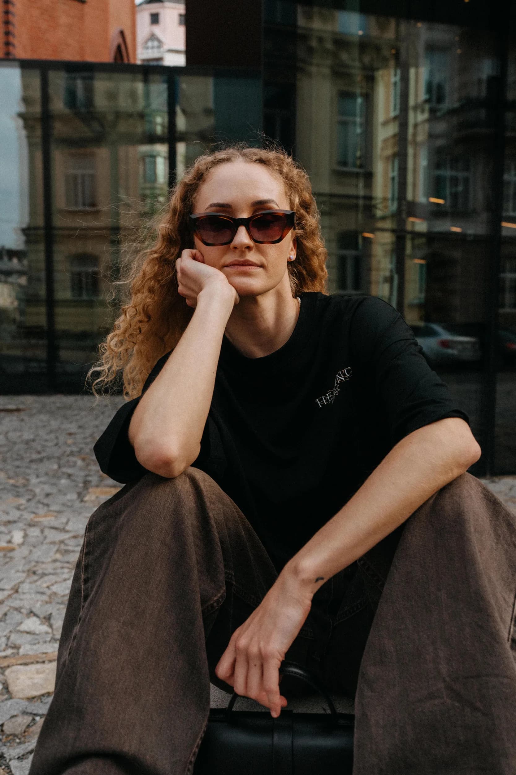 Black Huge Tee — fotografie 3