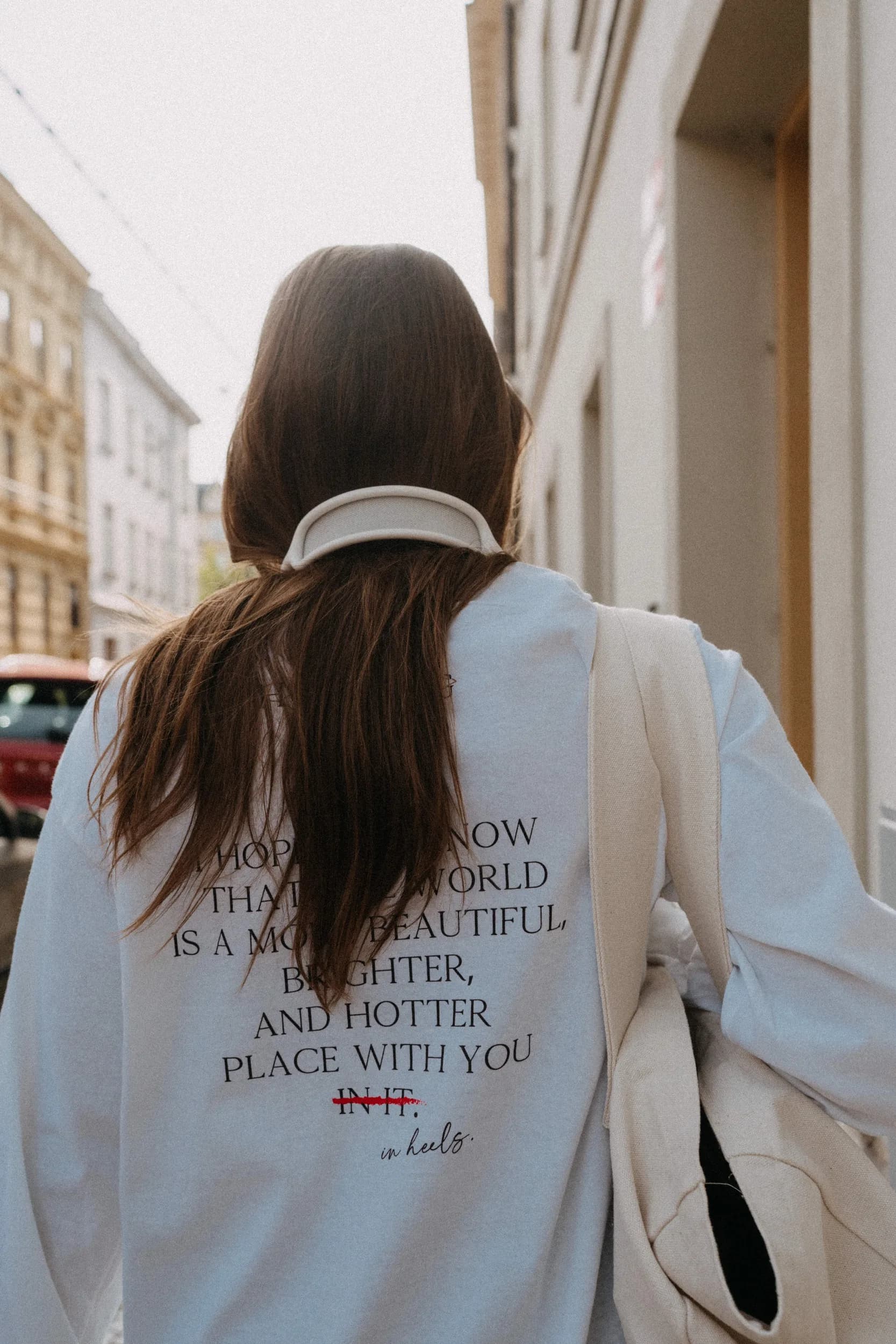 White Gildan Tee — fotografie 3