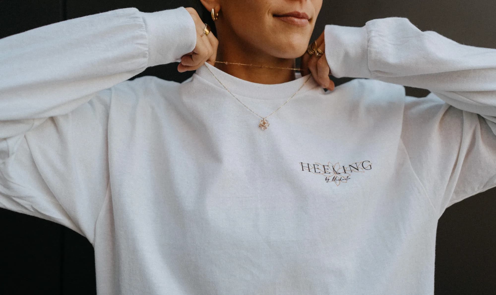 White Gildan Tee — fotografie 4