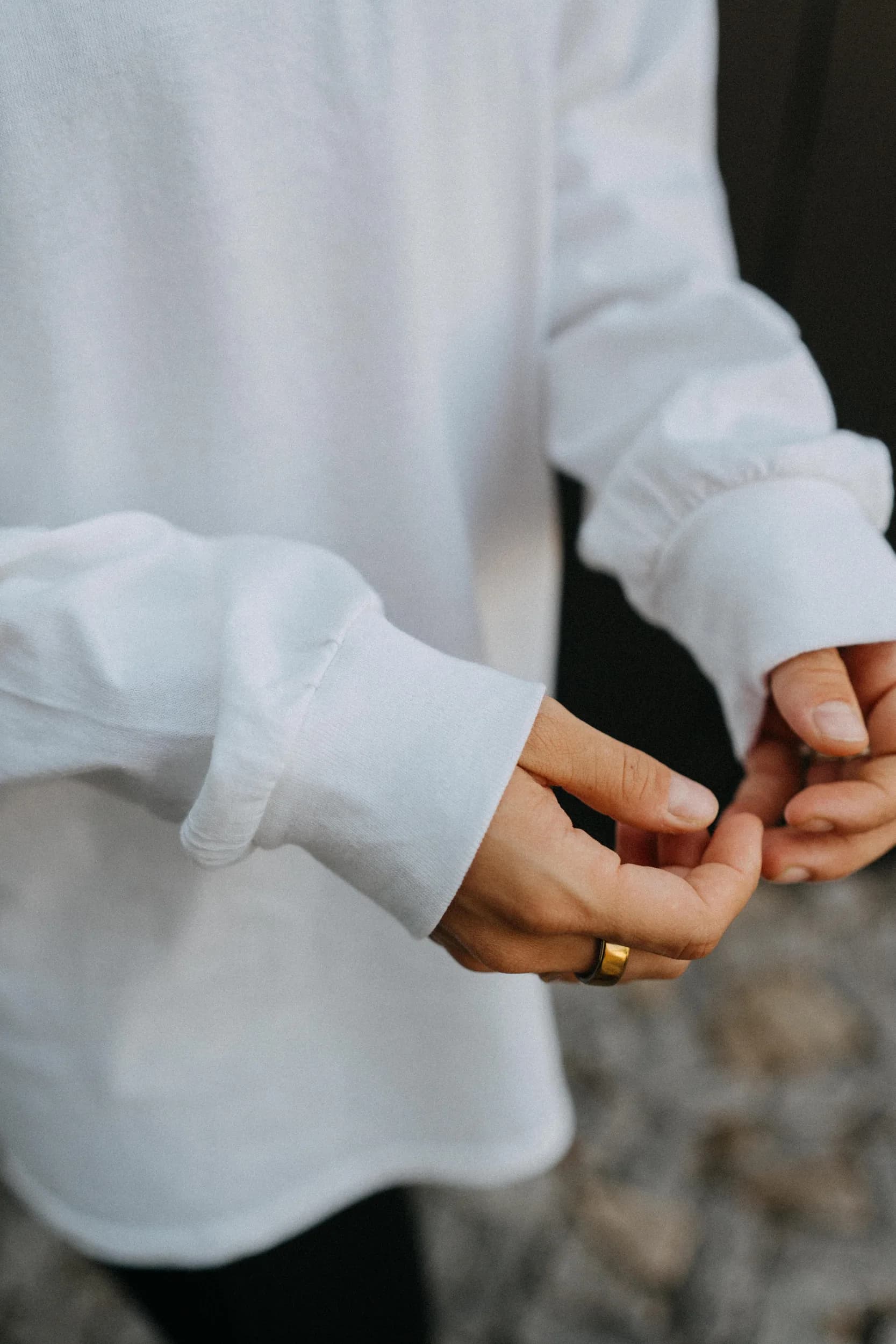 White Gildan Tee — fotografie 5